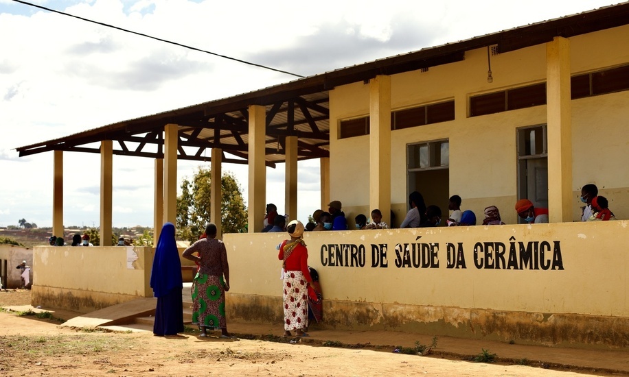 <p>The first day of a COVID-19 vaccination roll-out at Ceramica Health Centre in Mozambique’s northern Niassa province on 29 May 2022.</p>