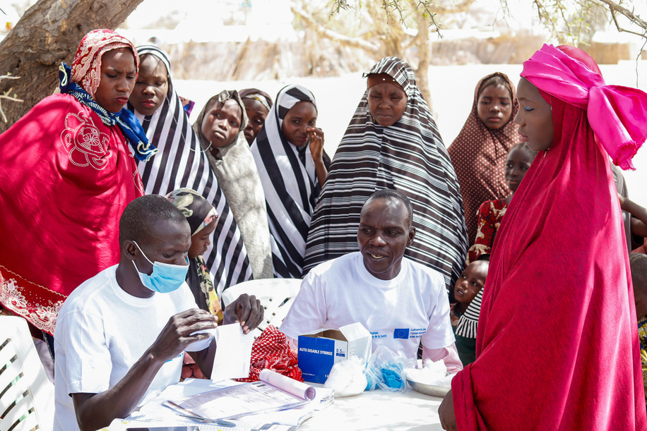 <p>In Chad, mobile clinics have played a pivotal role in ensuring that the country’s most vulnerable populations can access COVID-19 vaccines. </p><p>As of May 2023, Chad is home to 381 000 internally displaced persons, while insecurity across the Lake Chad Basin region has seen it absorb 583 000 refugees from neighbouring countries. The country’s nomadic population numbers more than 597 000 people. With support from the European Union, through WHO these three groups, who have limited access to health services, have been prioritized for vaccination against COVID-19.</p><p>-</p><p><span style=
