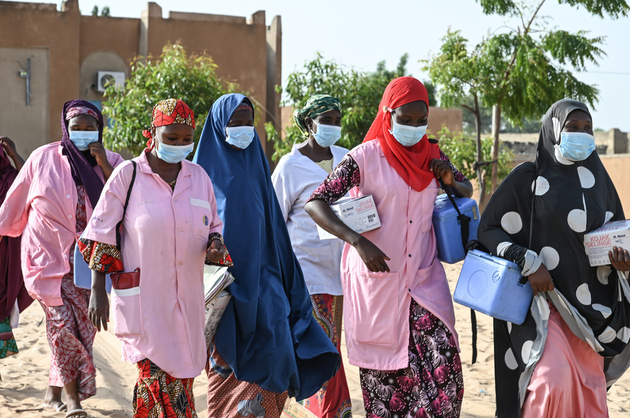 <p>Des agents de santé partent du centre de santé de Mazadou Jika à Maradi pour des sites de vaccination avec des kits de vaccin contre la COVID-19, le 18 octobre 2022.</p>