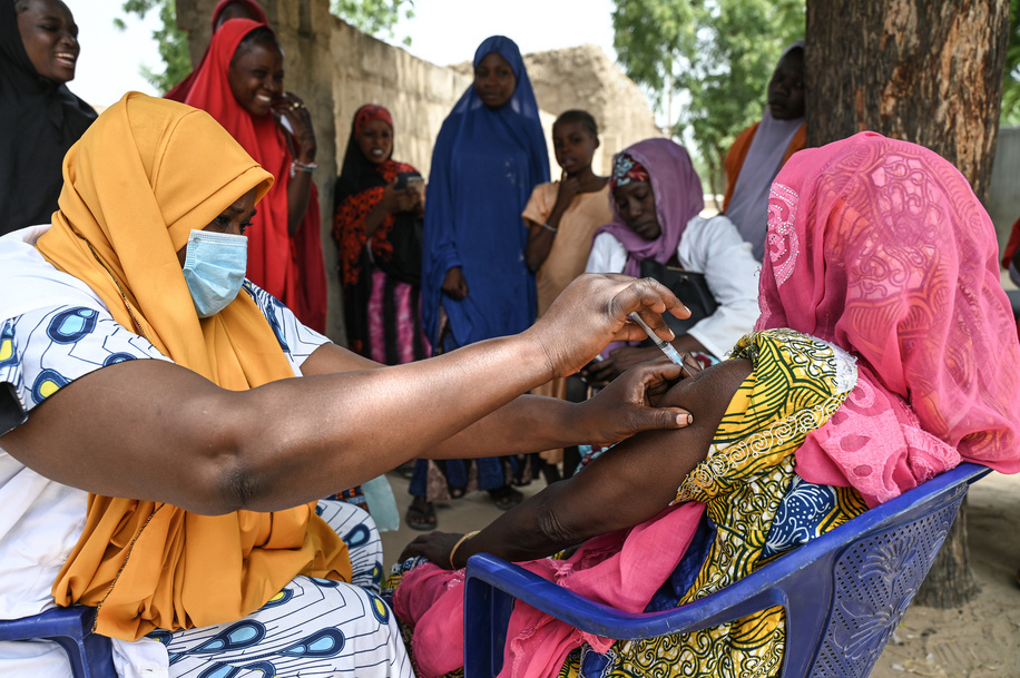 <p>Un agent de santé vaccine une femme sur le site de vaccination contre la COVID-19 de Soura Alladey le 18 octobre 2022 à Maradi.</p>
