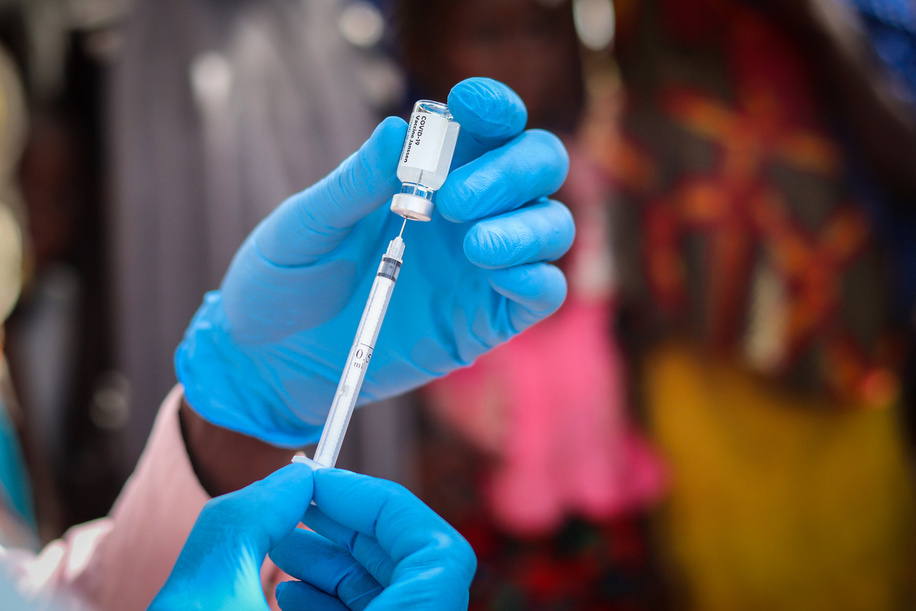 <p>In Chad, mobile clinics have played a pivotal role in ensuring that the country’s most vulnerable populations can access COVID-19 vaccines. </p><p>As of May 2023, Chad is home to 381 000 internally displaced persons, while insecurity across the Lake Chad Basin region has seen it absorb 583 000 refugees from neighbouring countries. The country’s nomadic population numbers more than 597 000 people. With support from the European Union, through WHO these three groups, who have limited access to health services, have been prioritized for vaccination against COVID-19.</p><p>-</p><p><span style=