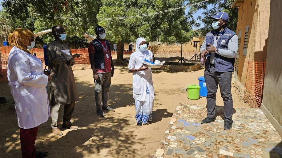 <p>Response to the diphtheria epidemic in Niger. WHO team and partners work together to control the spread of the disease.</p>