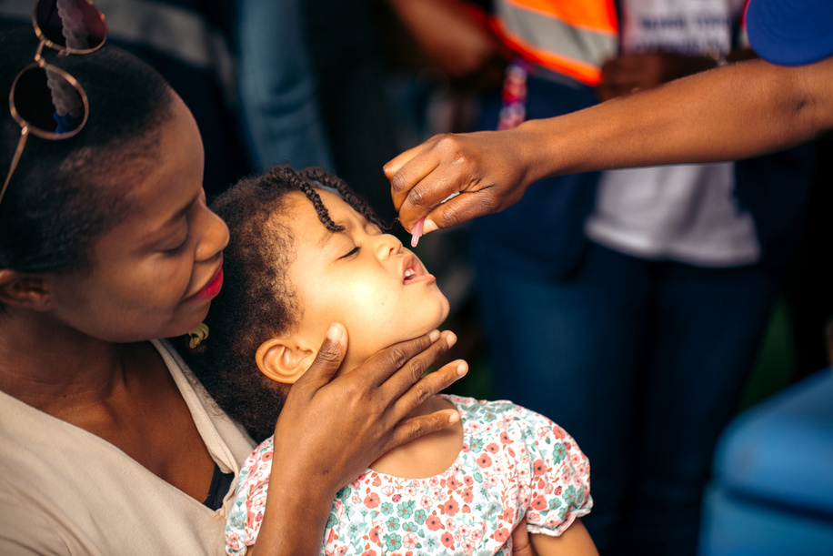 In 2023, WHO assisted the government to implement a national polio campaign with the aim of vaccinating 5.4 million childten. WHO sent representaives to each of the 18 provinces of Angola. This picture is taken from the vaccination campaign effort in Luanda where the bulk of the work took place.