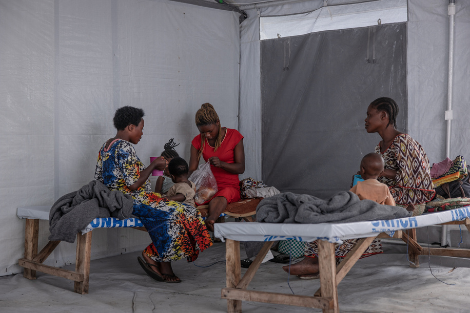 Patients sitting on their beds eating at the cholera treatment centre in the Rusayo camp for displaced persons, eastern Democratic Republic of Congo, 9 November 2023.

Following the outbreak of war in the east of the Democratic Republic of Congo, many people were forced to flee their homes to find refuge. More than 2.4 million people have been displaced in the east of the country and more than 34,000 cases of cholera have been recorded in North Kivu since January this year. The WHO and its partners are helping to improve sanitation and provide emergency health services to camp residents, but the needs in the region are enormous and further assistance is required.